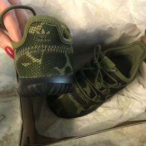 NIB Adidas kids size 10 Camouflage print sneakers